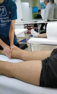 paciente recibiendo masaje en rodilla